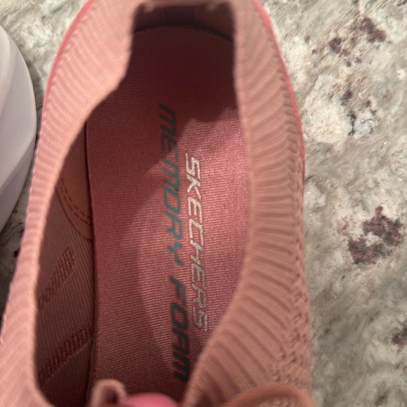 Skechers memory foam in a 6.5. Used only once. No odors. Does not come with box. - Picture 4 of 10